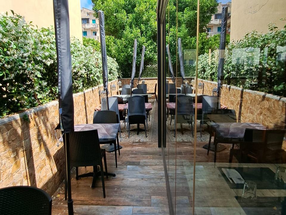 Il cortile con i tavoli esterni
