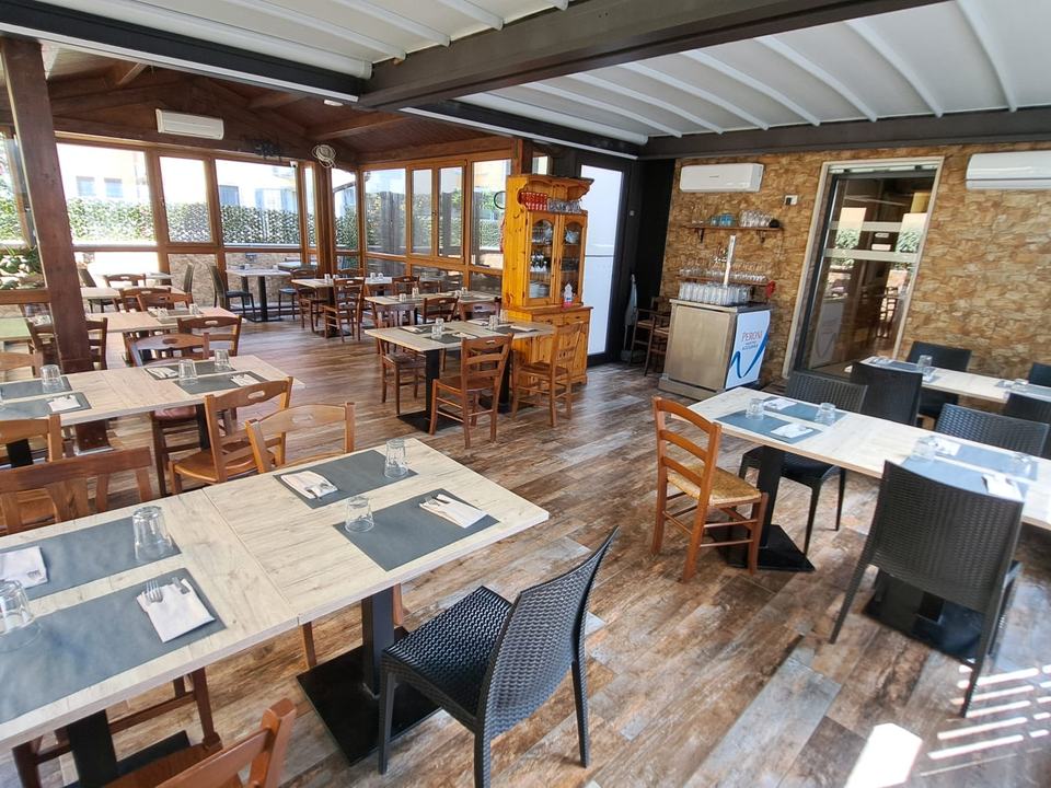 La sala con la veranda in legno
